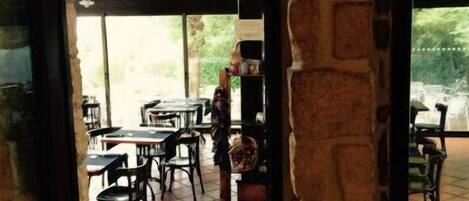 Breakfast and lunch served