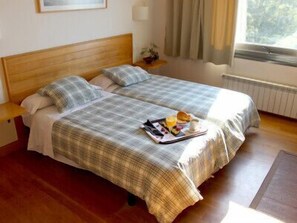 Twin Room | Blackout curtains, free cots/infant beds, rollaway beds, free WiFi - Buenavista San Sebastian (San Sebastián)