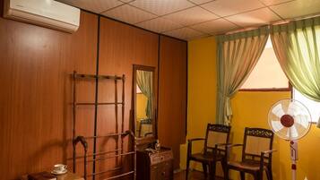 STANDARD DOUBLE WITH PRIVATE EXTERNAL BATHROOM | Meja kerja