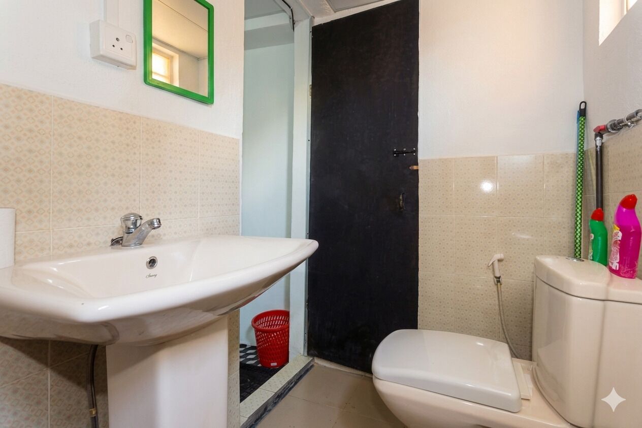 Ein Badezimmer mit Waschbecken, Toilette und Duschbereich.