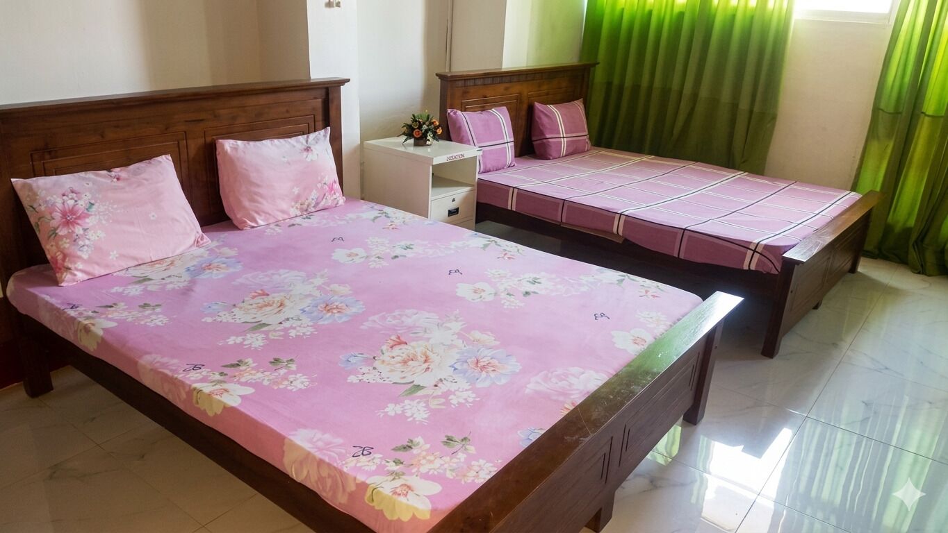Un dormitorio con una cama grande, una cama más pequeña, una mesita de noche y una cortina verde.