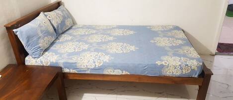 Standard Twin Room | Desk