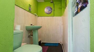 Apartment (Balcony) | Bathroom | Shower, free toiletries