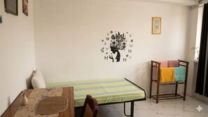 Standard-Zweibettzimmer | Schreibtisch