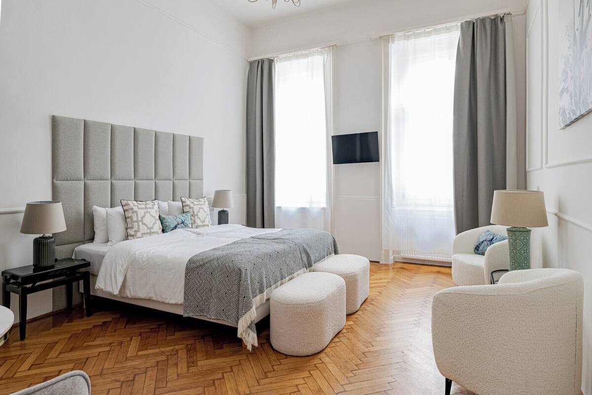 Superior kamer, 1 twee- of 2 eenpersoonsbedden | Een kluis op de kamer, een bureau, verduisterende gordijnen