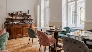 Un coin repas comprenant un buffet en bois, une table ronde et des chaises.