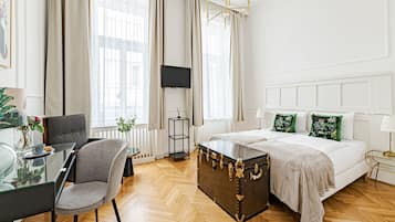 Quarto casal ou duplo superior | Cofres nos quartos, escrivaninha, cortinas blackout
