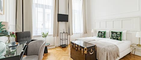 Superior-Doppel- oder -Zweibettzimmer | Zimmersafe, Schreibtisch, Verdunkelungsvorhänge, Bügeleisen/Bügelbrett