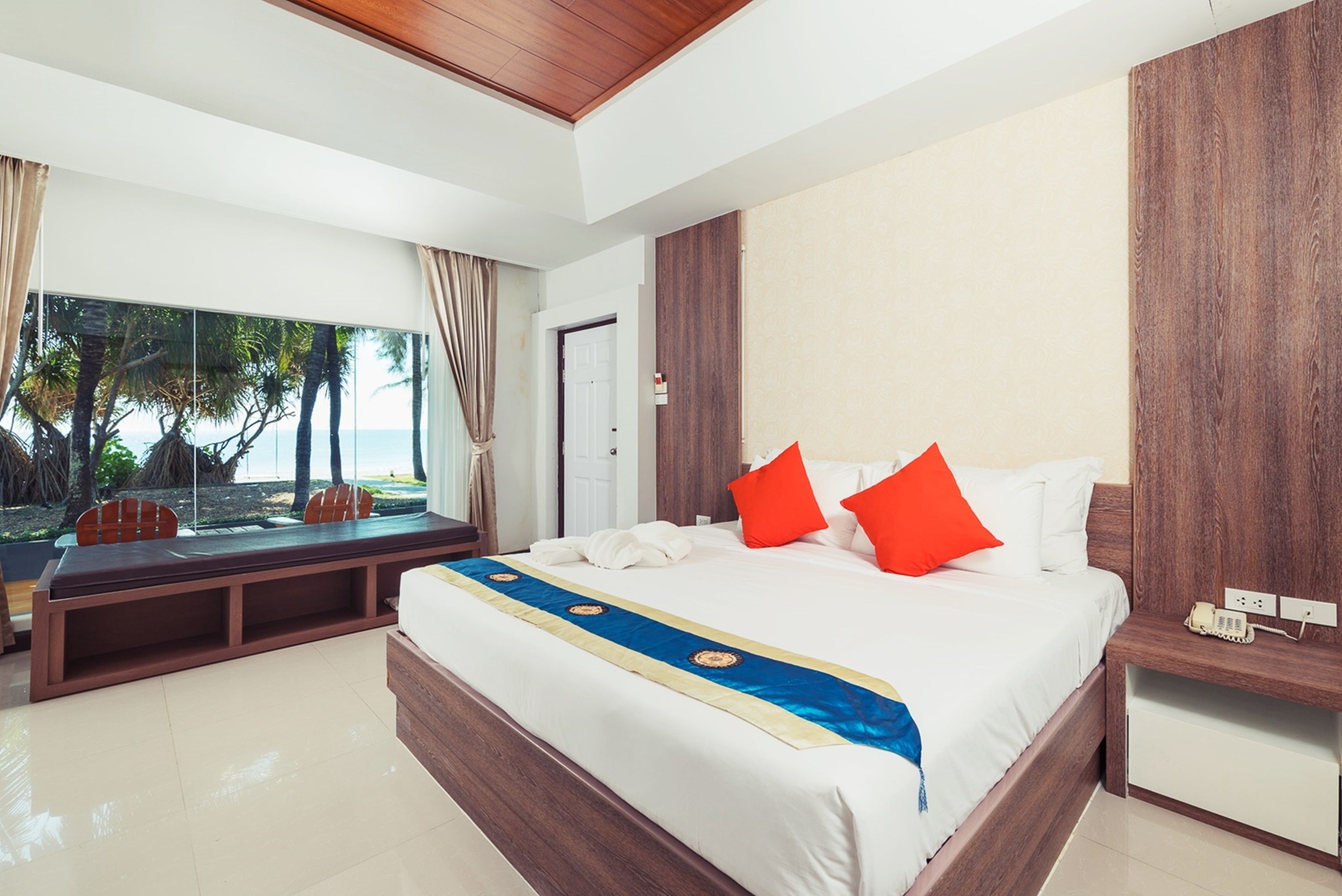 Minibar, caja de seguridad en la habitación y escritorio 