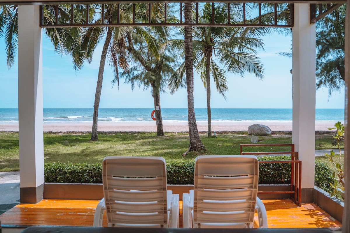 Beach Front | Minibar, in-room safe, desk, blackout curtains