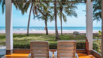 Beach Front | Minibar, in-room safe, desk, blackout curtains