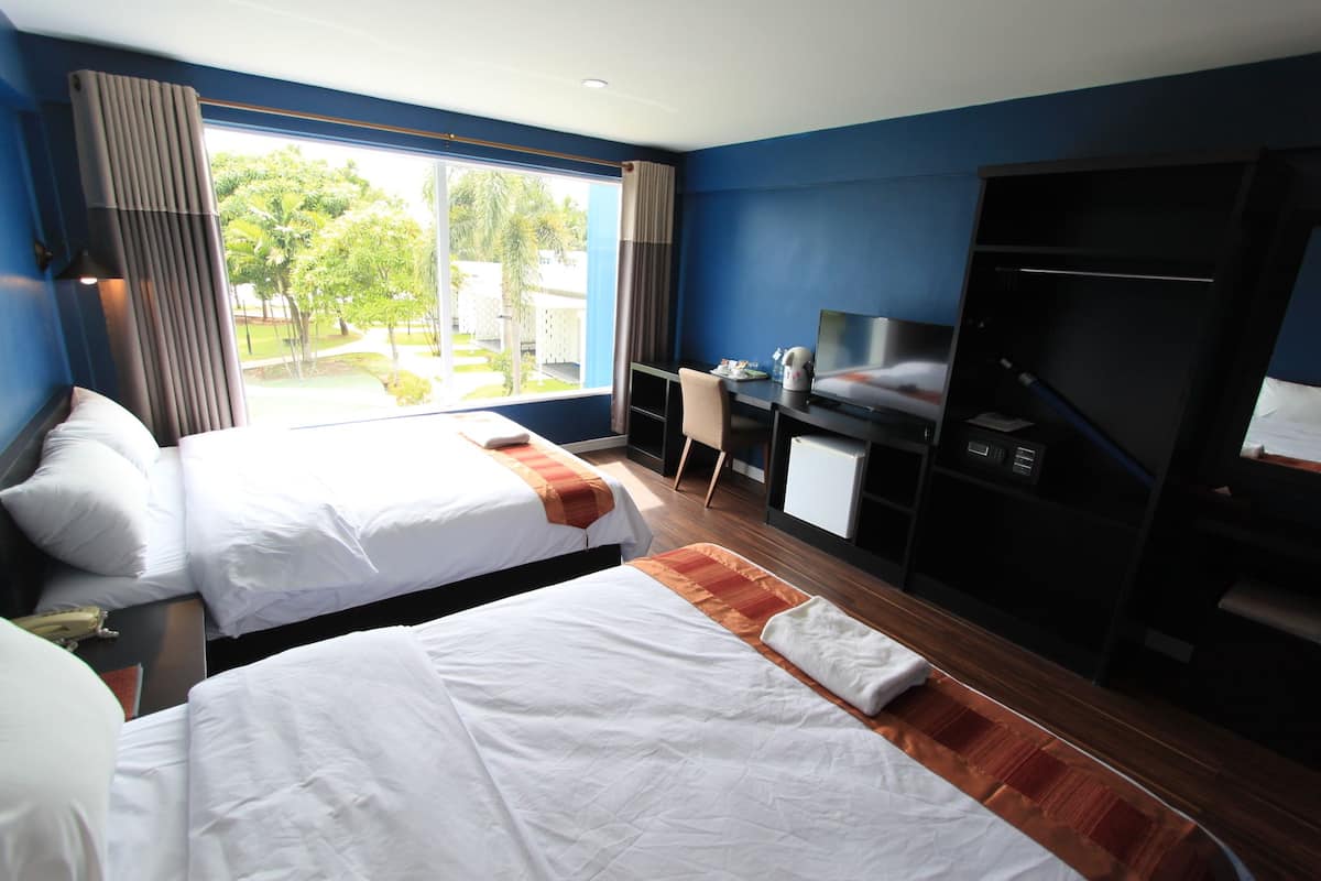 Deluxe Room | Minibar, in-room safe, desk, blackout curtains