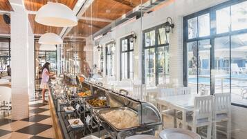 فطور إنجليزي يوميًا مقابل رسوم