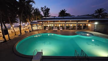 حمّام سباحة خارجي