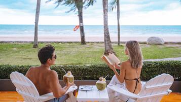 Beach Front | Minibar, in-room safe, desk, blackout curtains