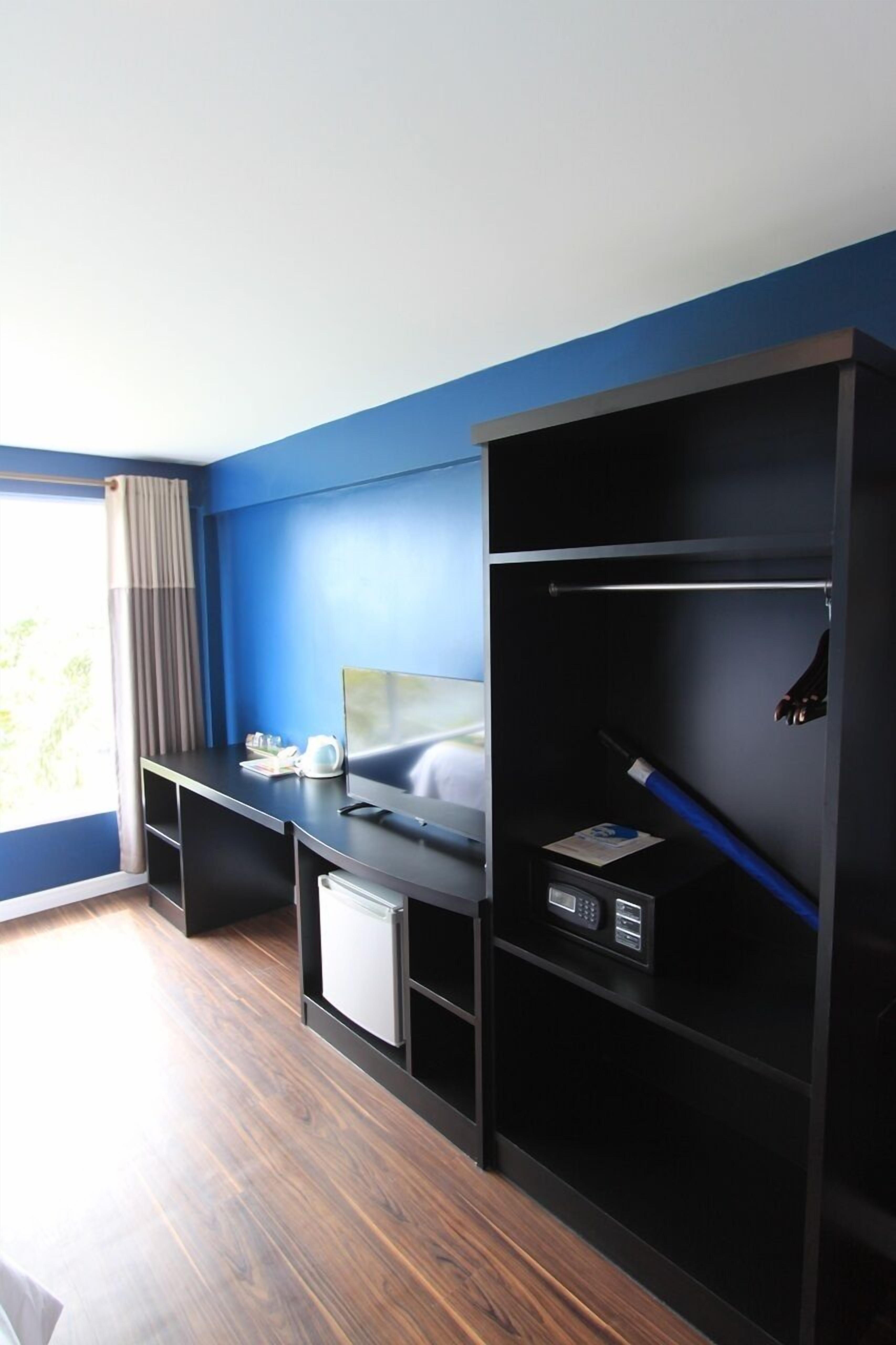 deluxe room | 1 bedroom, minibar, in-room safe, desk