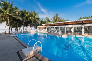 Outdoor pool - Chaolao Tosang Beach Hotel (Tha Mai)