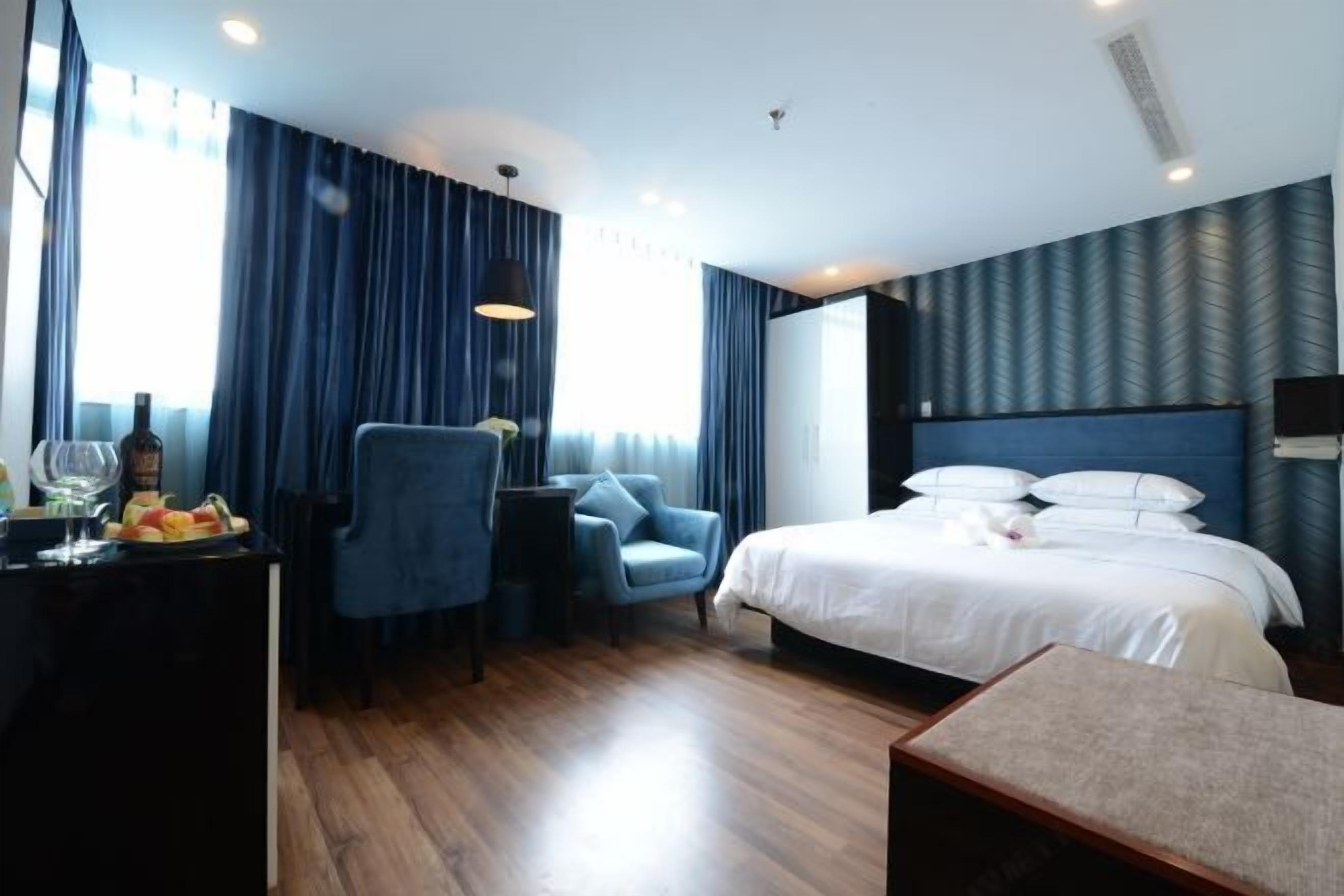 Minibar, safe på rommet, individuelt dekorert og skrivebord