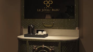 Le Joyau Signature | Minibar, in-room safe, desk, soundproofing