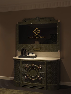 Le Joyau Signature | Minibar, in-room safe, individually decorated, desk - Hôtel Le Joyau Bleu Hanoï (Hanoi)