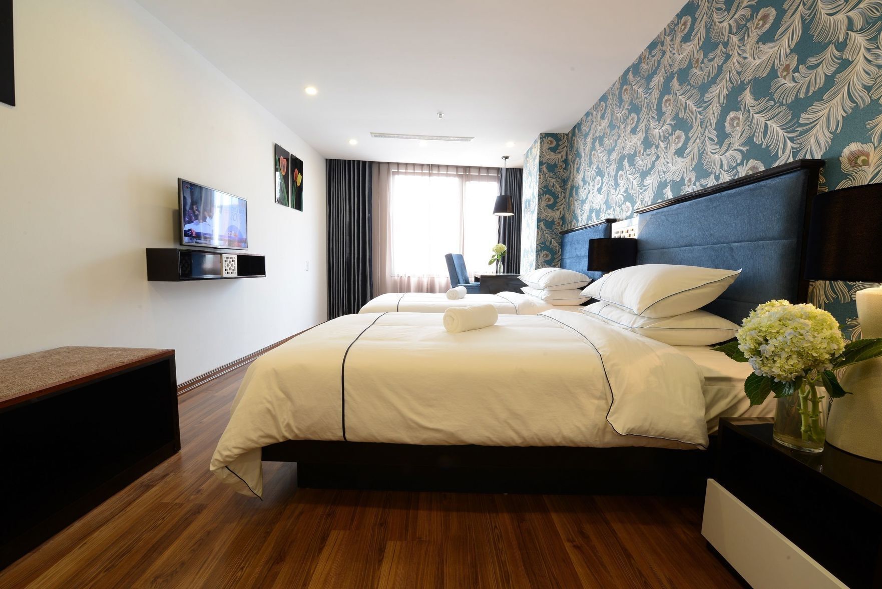 Minibar, caja de seguridad en la habitación y decoración personalizada 
