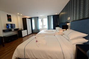 Familierom, byutsikt | Minibar, safe på rommet, individuelt dekorert og skrivebord