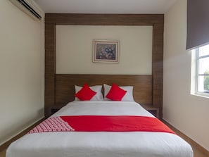 Habitación doble Deluxe, 1 cama Queen size | Escritorio, wifi gratis y ropa de cama 