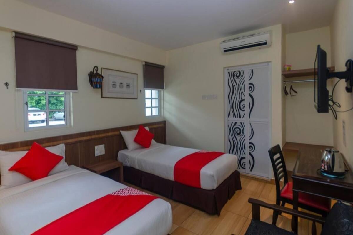 Escritorio, wifi gratis, ropa de cama