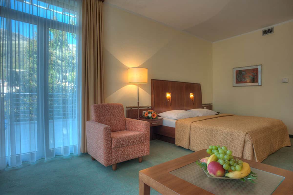 Junior Suite, Balcony, Garden View | 1 bilik tidur, bar mini, peti besi dalam bilik, meja