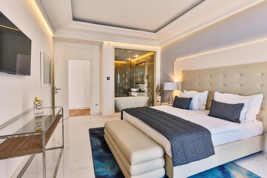 Deluxe Suite | Minibar, in-room safe, desk, laptop workspace