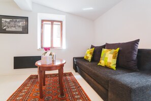 Apartemen Mewah | Ruang keluarga | TV