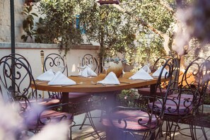 Café da manhã com buffet grátis todos os dias