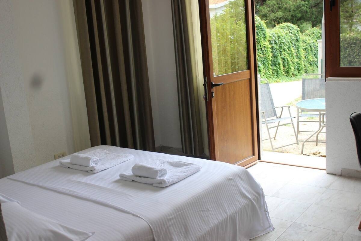 Comfort Studio, 1 Queen Bed, Non Smoking, Kitchenette | Premium bedding, in-room safe, soundproofing, free WiFi