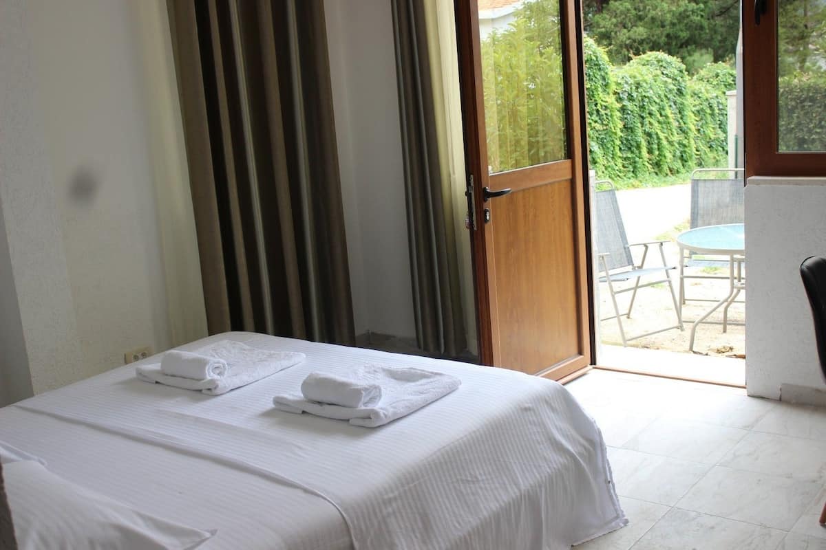 Comfort Studio, 1 Queen Bed, Non Smoking, Kitchenette | 1 bedroom, premium bedding, in-room safe, soundproofing