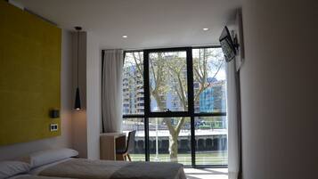 Kamer, 1 twee- of 2 eenpersoonsbedden | Een bureau, verduisterende gordijnen, geluiddichte muren