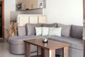 Superior Apartment, 1 Bedroom, Sea View, Sea Facing | Living area