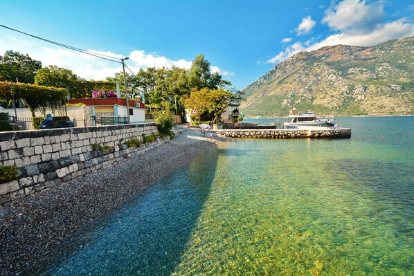 Private beach - Step to Kotor bay Stoliv (Donji Stoliv)
