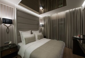 Premium bedding, minibar, in-room safe, blackout curtains - Le Petit Palace Hotel (Istanbul)