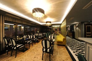 Breakfast served - Le Petit Palace Hotel (Istanbul)