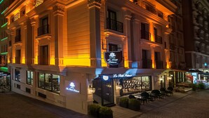 A historic building with a sign for Hotel Le Petit Palace. - Le Petit Palace Hotel (Istanbul)