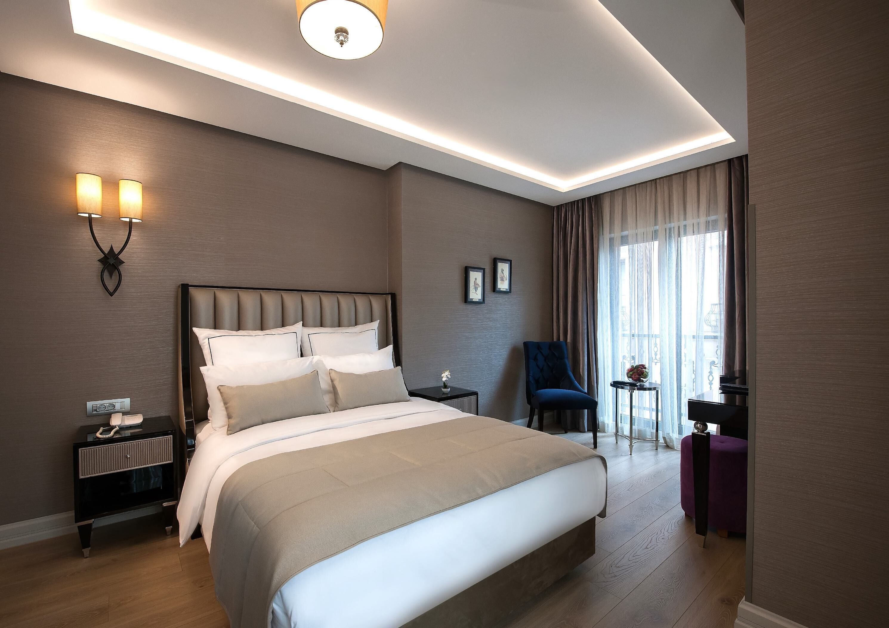 Habitación Deluxe con 1 cama doble o 2 individuales | Ropa de cama de alta calidad, minibar, caja fuerte y escritorio