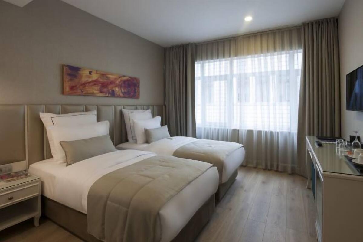 Bộ đồ giường cao cấp, minibar, két bảo mật tại phòng, bàn 
