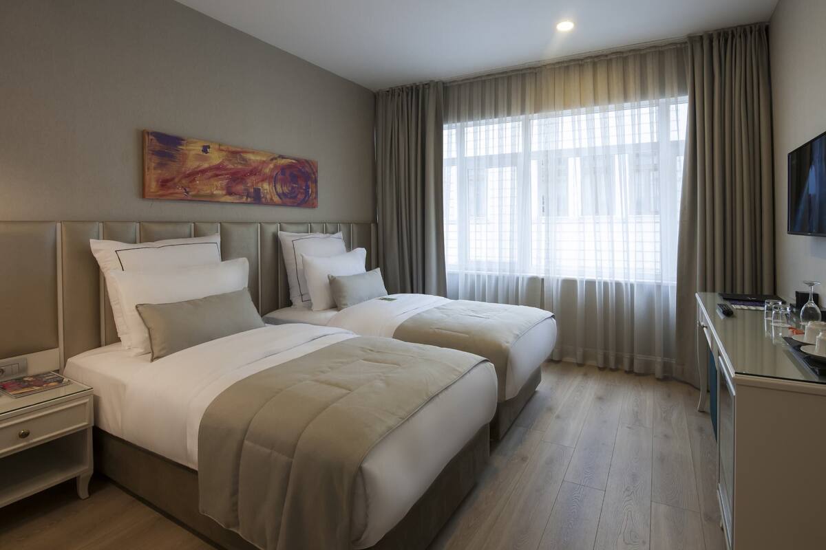 Phòng đôi hoặc 2 giường đơn Deluxe, ban công | Bộ đồ giường cao cấp, minibar, két bảo mật tại phòng, bàn 