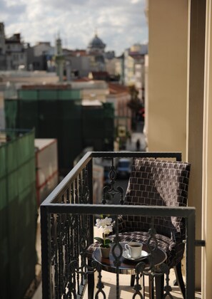 Premium bedding, minibar, in-room safe, desk - Le Petit Palace Hotel (Istanbul)