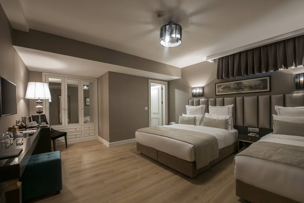Phòng dành cho gia đình | Bộ đồ giường cao cấp, minibar, két bảo mật tại phòng, bàn 
