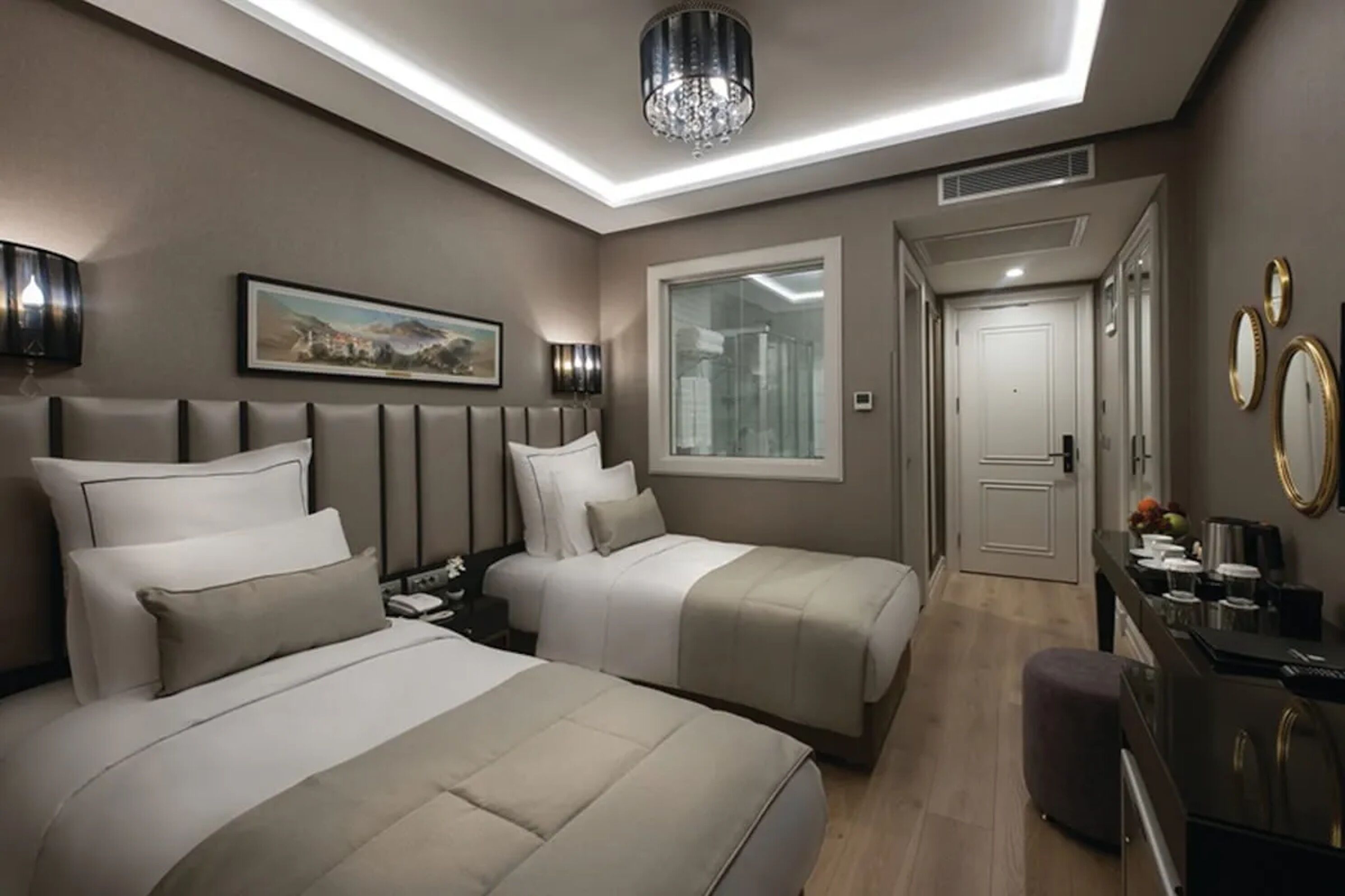 Habitación estándar con 1 cama doble o 2 individuales | Ropa de cama de alta calidad, minibar, caja fuerte y escritorio