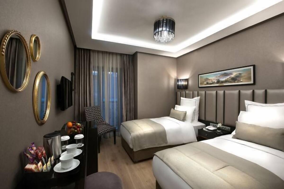 Bộ đồ giường cao cấp, minibar, két bảo mật tại phòng, bàn 