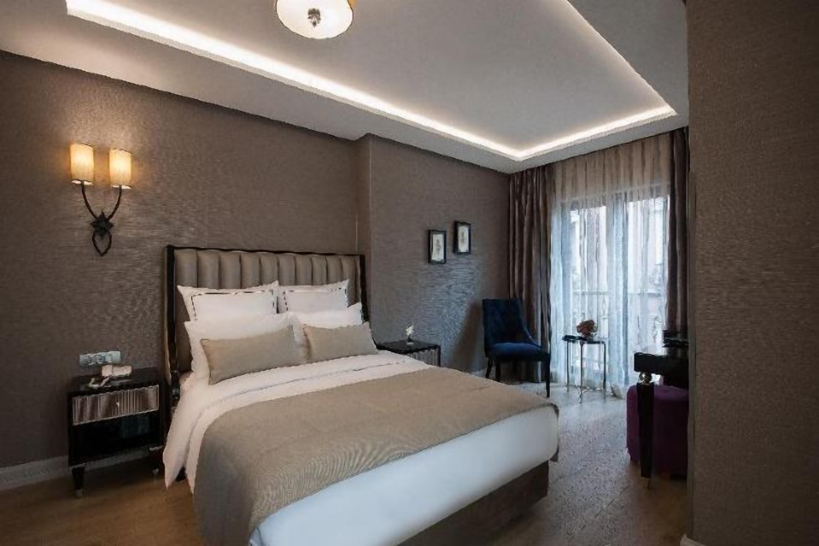 เครื่องนอนระดับพรีเมียม, มินิบาร์, ตู้นิรภัยในห้องพัก, โต๊ะทำงาน