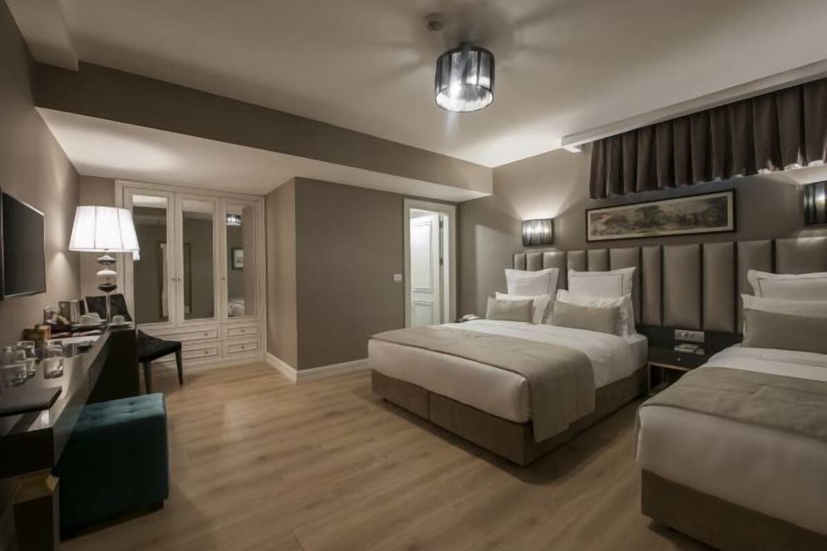 Bộ đồ giường cao cấp, minibar, két bảo mật tại phòng, bàn 