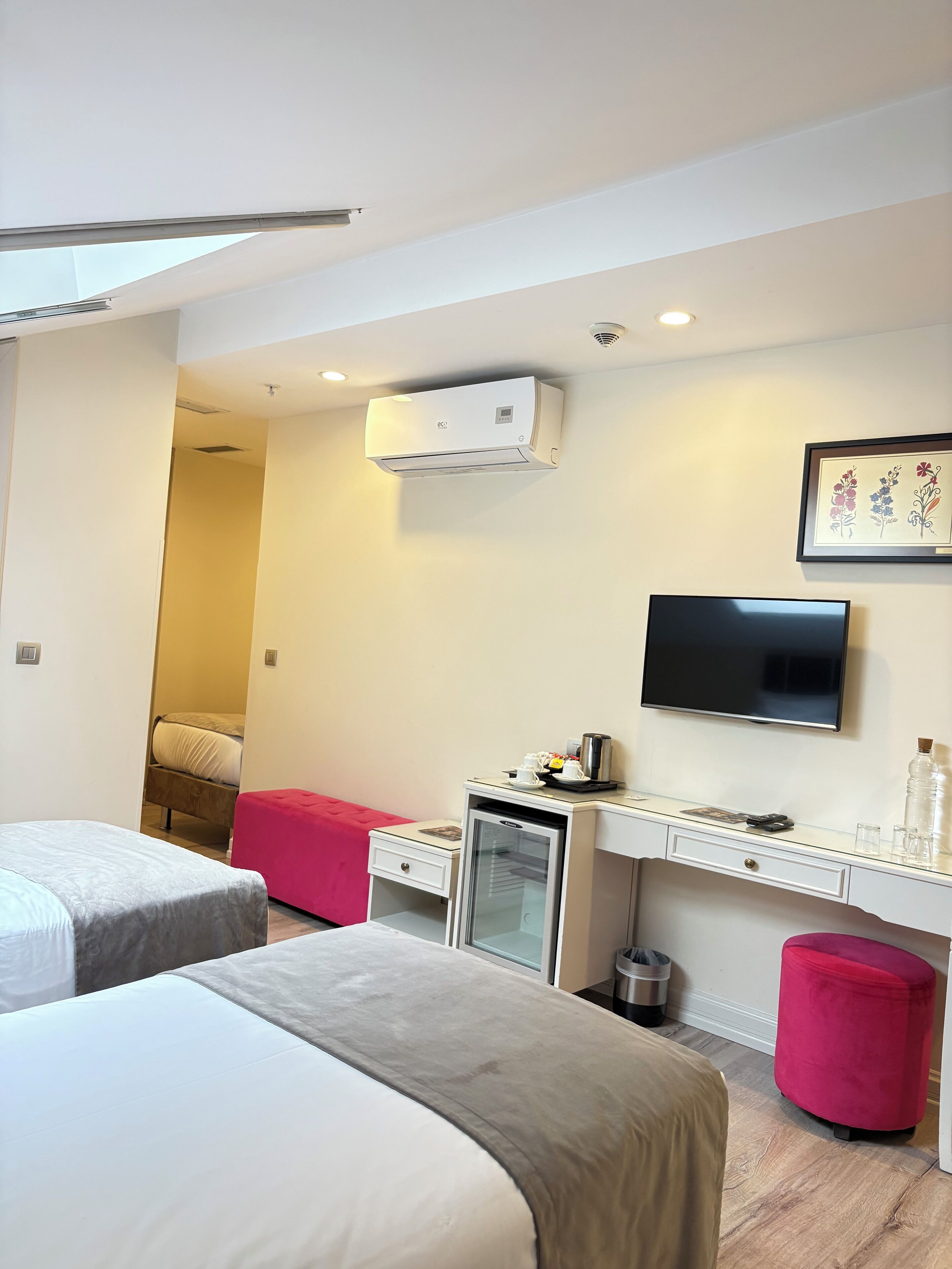 Deluxe trippelrum | Sängtillbehör av högsta kvalitet och minibar